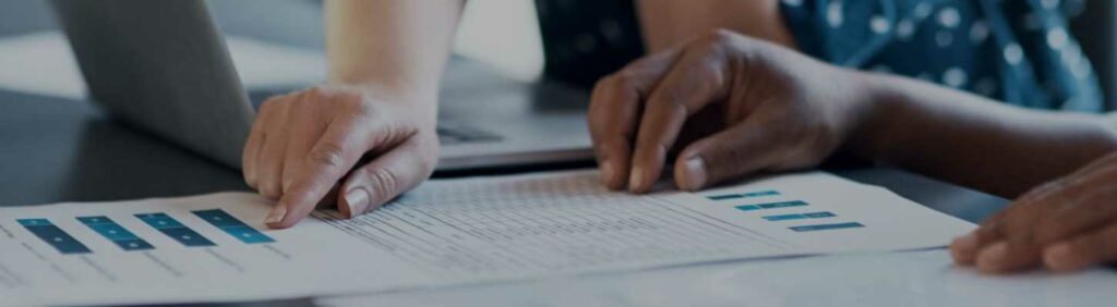 Equipo debatiendo en el escritorio